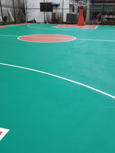 镜湖 球场长期使用易出现地面开裂